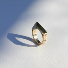 Scratchy gold signet