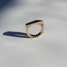 Scratchy gold signet