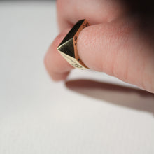 Scratchy gold signet