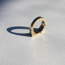 Scratchy gold signet