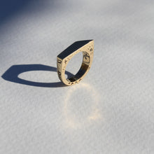 Scratchy gold signet